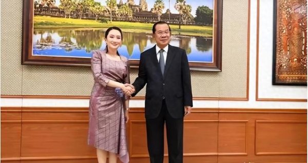 易盛通 总理府已被围, 佩通坦拒绝辞职, 军方态度坚决, 陆军司令作出决定