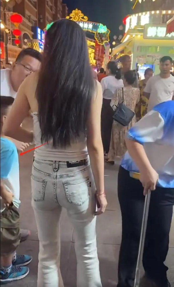 资本E家 新疆街头偶遇森林北，腿短腰粗身材被嘲四六分，大肚子凸出好吸睛